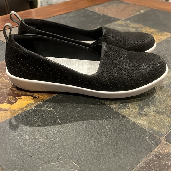 Cloudsteppers by Clarks soft cushion sole.  EUC size 6 - Picture 2 of 5
